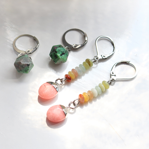Get inspired: With natural stone charms you can make these trendy earrings