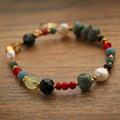 This way you can combine several kinds of beads in jewellery: 