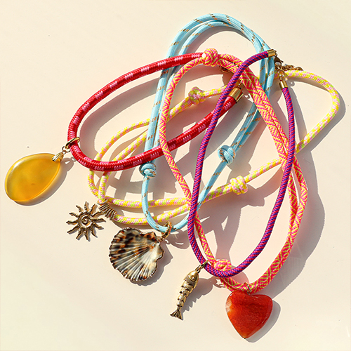 DIY inspiration with colourful paracord