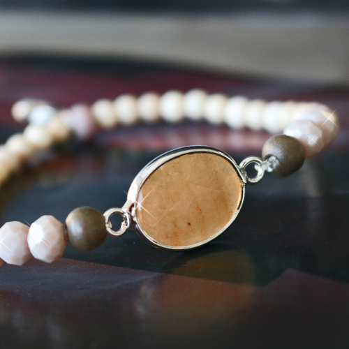Gorgeous jewellery with semi-precious stone pendants as an eyecatcher
