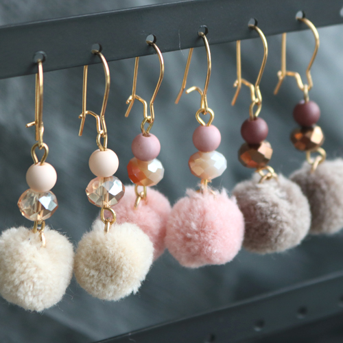 Create a &ldquo;wow&rdquo; effect with these sparkling earrings with faceted beads, pompoms and golden DQ metal findings.