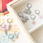 Summer proof: sunglasses cords with golden details and minimalist earrings