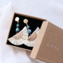 Make trendy jewellery with holographic glass beads