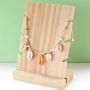 This is how you make summer jewellery with shell beads:
