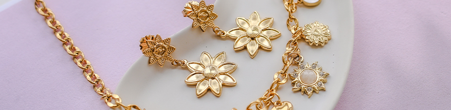 Just arrived! Stainless steel charms in flower shape Just arrived! Stainless steel charms in flower shape